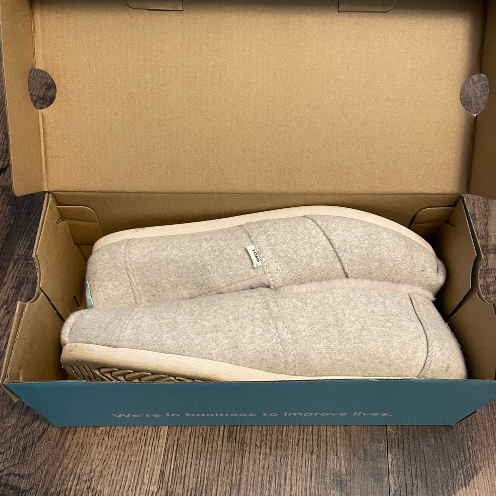 Women’s Toms Alpargata slides size 8 worn once natural two tone felt/faux fur
